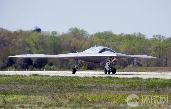 資料圖：X-47B無人機(jī)進(jìn)行飛行測試,。