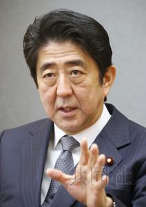 日本首相安倍晉三24日在官邸接受共同社采訪,。