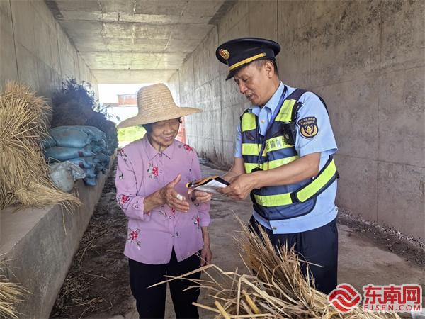 執(zhí)法員向村民宣傳公路保護(hù)知識(shí).jpg