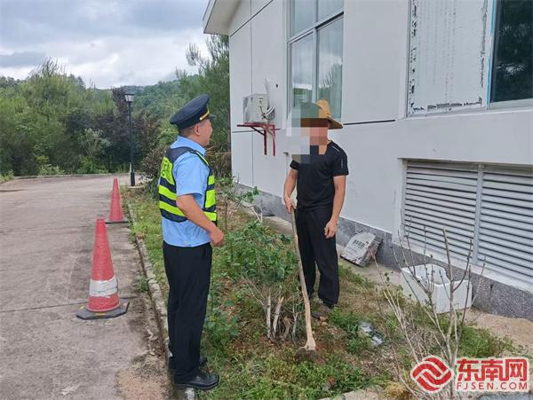 執(zhí)法員向當事人普法宣傳并糾正違法行為.jpg