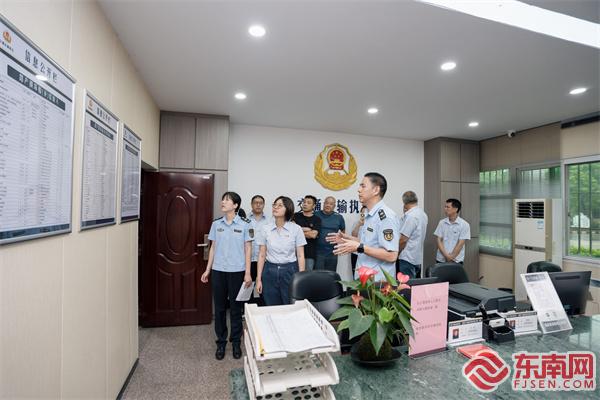 參觀執(zhí)法辦案場(chǎng)所.jpg