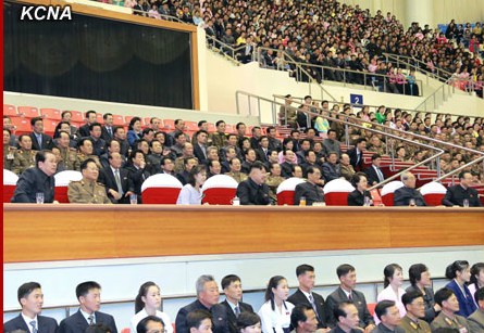 金正恩攜夫人觀看運(yùn)動會為參賽選手鼓掌（圖）