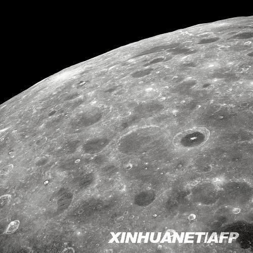 11月13日，美國(guó)航天局宣布，該局科學(xué)家對(duì)月球坑觀測(cè)和傳感衛(wèi)星獲得的撞月數(shù)據(jù)進(jìn)行初步分析后確認(rèn),，月球存在水,。這是美國(guó)航天局提供的從“阿波羅8號(hào)”飛船上拍攝的月球表面的照片。新華社/法新