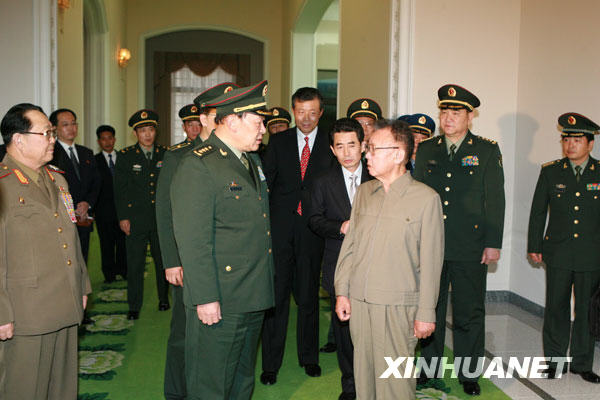 11月25日，朝鮮最高領導人金正日（前右一）在首都平壤會見正在朝鮮訪問的中國國務委員兼國防部長梁光烈上將,。