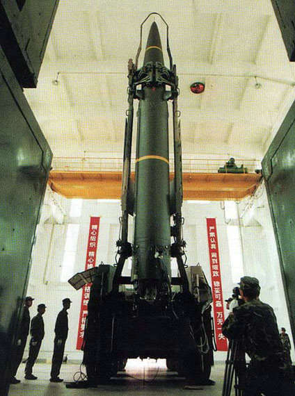 資料圖：二炮東風(fēng)-11型戰(zhàn)術(shù)地地導(dǎo)彈起豎,。