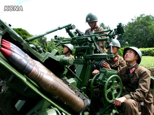 資料圖：當(dāng)?shù)貢r間2012年8月23日,，朝中社公布了朝鮮士兵進行強化戰(zhàn)斗訓(xùn)練的圖片,。