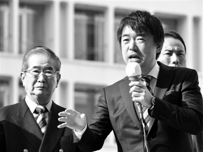 29日，日本著名極右翼分子石原慎太郎（左）和新生代右翼政客橋下徹在東京街頭演講拉票,。