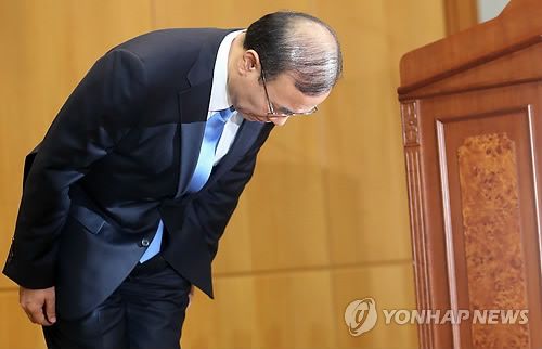 檢察總長韓相大30日上午10時(shí)在首爾檢察廳大樓舉行記者招待會(huì)宣布辭去檢察總長職務(wù),。（圖片來自韓聯(lián)社）