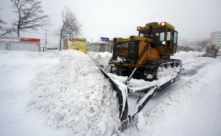 鏟車在清理俄羅斯道路上的積雪,。