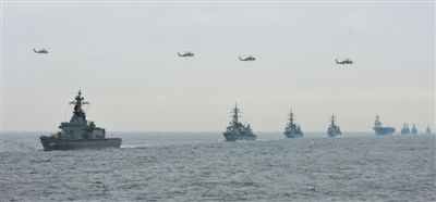 2012年10月14日,，日本海上自衛(wèi)隊舉行閱艦式,。2013年，日本自衛(wèi)隊時隔11年首增防衛(wèi)預(yù)算,。資料圖片