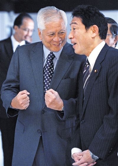 10日,，馬尼拉,，正在菲律賓訪問的日本外相岸田文雄（右）與菲外長羅薩里奧交談,。