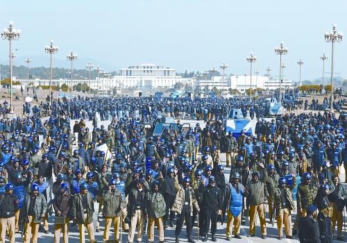 15日上午，大批警察在巴基斯坦首都伊斯蘭堡總統(tǒng)府前警戒,。