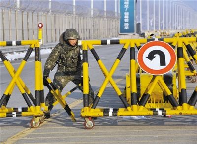 2月13日，朝韓邊境,，韓國方面在通往朝鮮金剛山工業(yè)園區(qū)的韓國道路上設置路障,。