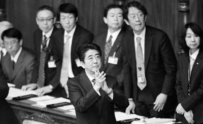 2月28日，日本首相安倍晉三（中）在國會鼓掌,。他當(dāng)天說,，希望與中韓重新交好。