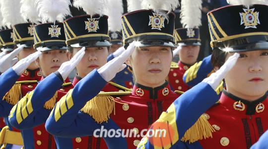 韓國(guó)軍隊(duì)杰出“巾幗”劇增憂男學(xué)生水平下降