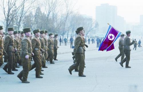 16日，一隊朝鮮士兵走過平壤街頭,。