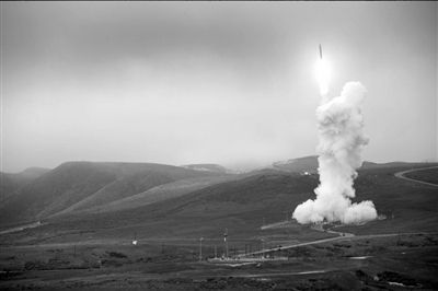 范登堡空軍基地,，一枚攔截導彈發(fā)射升空。