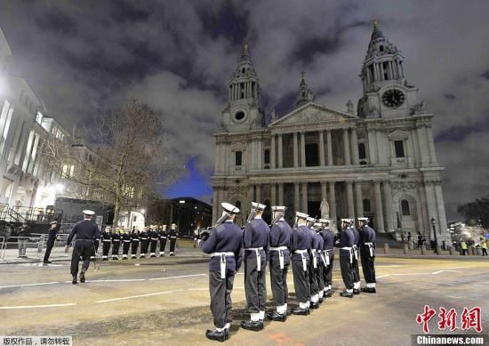  當(dāng)?shù)貢r間4月15日,，英國前首相撒切爾夫的葬禮在英國倫敦舉行預(yù)演,。據(jù)悉，正式的葬禮將于周三4月17日在倫敦圣保羅大教堂舉行,，目前有多名國際政要確認(rèn)將出席,。圖為彩排現(xiàn)場。 