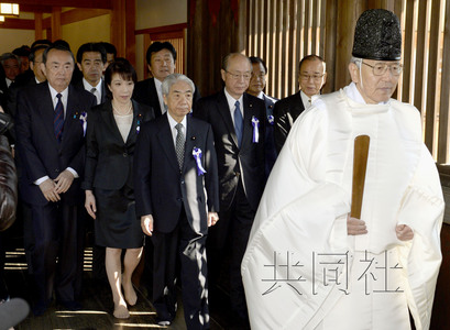 4月23日上午，跨黨派議員團體“大家參拜靖國神社國會議員會”成員參拜了靖國神社,。圖中左三為會長尾辻秀久,。