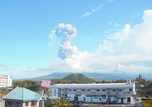 5月7日,，菲律賓呂宋島東南部的馬榮火山發(fā)生噴發(fā)。據(jù)報道已造成5人死亡,。