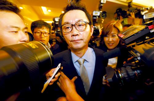 尹昶重11日在“喊冤”記者會上遭媒體圍堵,。
