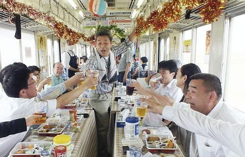 日鐵路開(kāi)通“啤酒列車”3小時(shí)58人喝百升（圖）