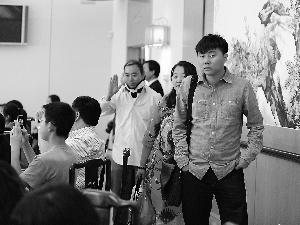 搭乘韓亞航空公司失事客機的3名山西教師(右)應(yīng)邀做客中國駐美國舊金山總領(lǐng)事官邸。新華社發(fā)