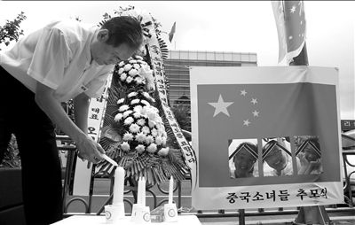?15日,，韓國首爾鐘路區(qū),，人們悼念在韓亞客機(jī)事故中不幸遇難的3名中國女孩。