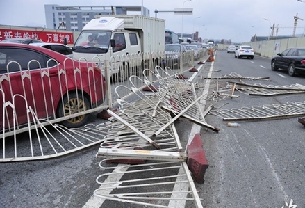 福州一公交司機突發(fā)腦梗車失控 連撞11車