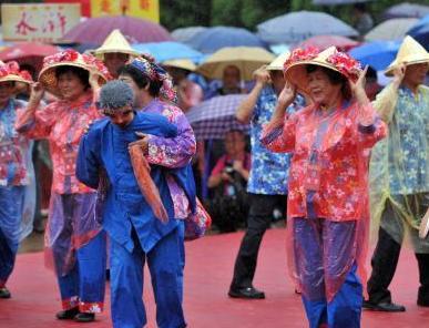 海峽客家風(fēng)情節(jié)開(kāi)幕兩岸民俗風(fēng)情在土樓前上演