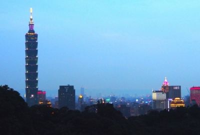 臺(tái)北虎山步道賞夜景看火焰蟲提燈漫舞（圖）