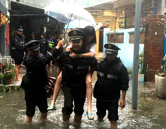 民警從積水處背出被困群眾,。