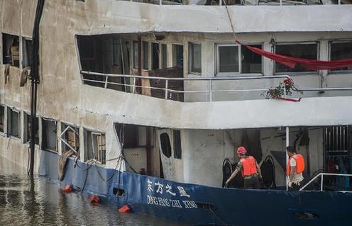 “東方之星”客船整體打撈出水 搜救人員進艙作業(yè)