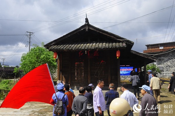 參觀長(zhǎng)汀縣鐘屋村紅軍橋,，這里是當(dāng)年紅軍密切聯(lián)系群眾的歷史見(jiàn)證。 吳隆重 攝