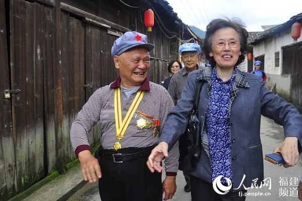 老紅軍與新四軍后代一起重走長(zhǎng)征路。 吳隆重 攝