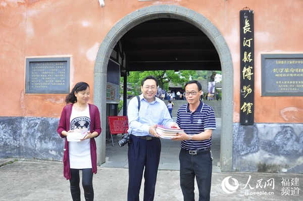 福建省新四軍研究會(huì)向老區(qū)贈(zèng)送革命史研究成果,。吳隆重 攝