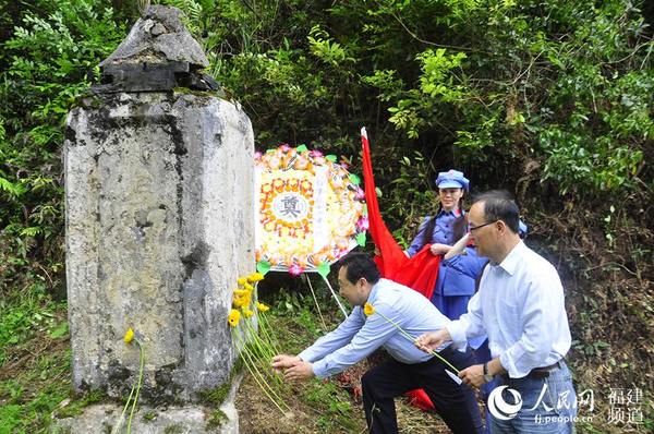 在無(wú)名烈士紀(jì)念碑緬懷松毛嶺戰(zhàn)斗中犧牲的紅軍戰(zhàn)士,。 吳隆重 攝