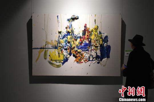 重慶青年畫家海外游學后首辦個展助力中奧藝術交流