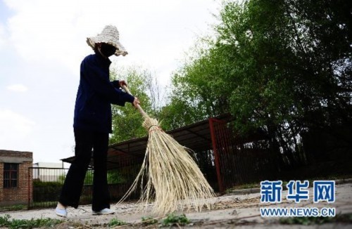 5月17日,，中國鋁業(yè)青海分公司職工羅靜源在公司內(nèi)清掃垃圾,。新華社記者張宏祥攝