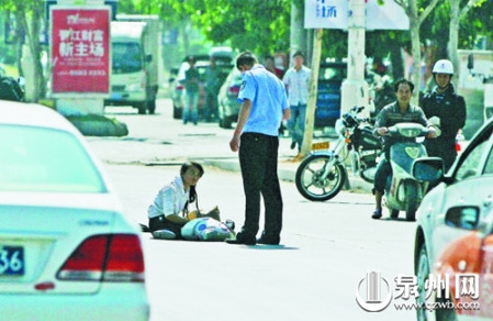 女孩從摩的上摔下,，跌坐路中央，恰遇社區(qū)聯(lián)防巡邏人員扶起,。