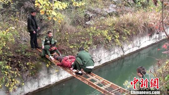 流浪女雨天失足墜崖消防拉梯搭橋助其脫險