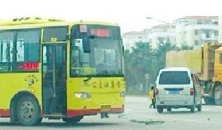 面包車載多名幼兒逆行撞上公交司機棄車離開（圖）