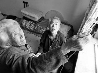 　　李功捷在家里打著點(diǎn)滴,，已經(jīng)80歲的母親李淑芳說,，就算是到了100歲也要照顧好這個(gè)兒子。 記者 王迪 攝