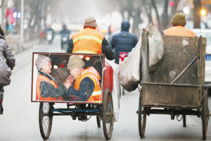 　■三輪車后邊的這幅照片感動了眾多網友,，這對環(huán)衛(wèi)工老兩口已經相伴走過了50年,。 　