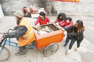 　■熱心人士幫大媽推車,。 　