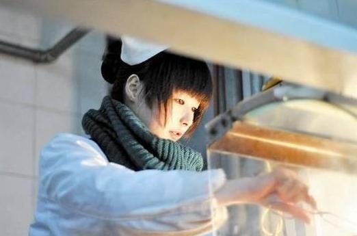 華中師大東二食堂的一名22歲女服務(wù)員則因外貌清純似10余歲的少女,，周邊高校大學(xué)生稱為“華師萌廚娘”。