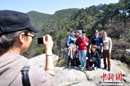 3月8日,，廬山陽光明媚,，春意盎然，該山連續(xù)十年在“三八國際婦女節(jié)”對女性游客免費,?！±钪覗|　攝