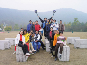 　　高一時,，全班去太子灣公園玩,。右二穿著黃色衣服的是張京。左上中間穿著黑衣服的女孩是也進了外交部的趙婷,，圍紅色格子圍巾的是胡躍波老師,。圖片由胡躍波老師提供src=