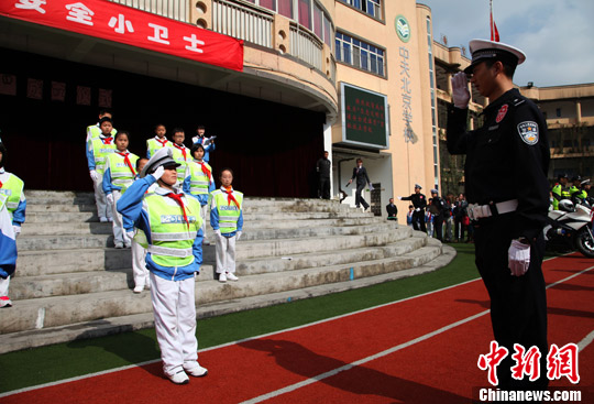 貴陽成立“小小交警隊” 小交警“填罰單”有模有樣