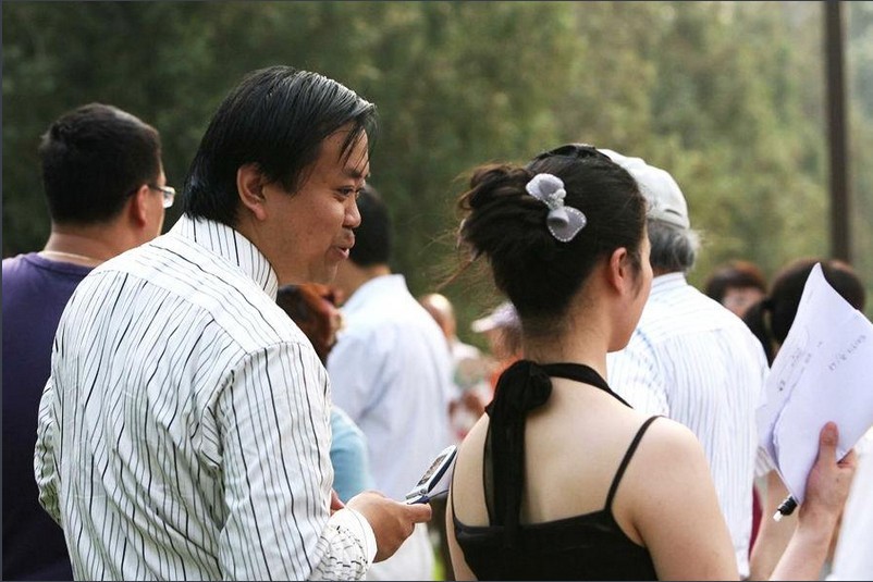 一個(gè)傍晚,，她曾無(wú)意間聽(tīng)到兩位家長(zhǎng)間的對(duì)話,。雙方似乎都對(duì)子女感到滿意，臨別時(shí),，女方家長(zhǎng)問(wèn)男方：“你這時(shí)回去,，家里人都等你吃飯吧？”“走高速開(kāi)車(chē)回去也就1個(gè)多小時(shí),?！薄澳悄慊厝ネ砹耍^(qū)好停車(chē)嗎,？”“我們小區(qū)車(chē)太多,，就是車(chē)位少。停車(chē)費(fèi)倒是很便宜的,，才5塊錢(qián)1天,。”